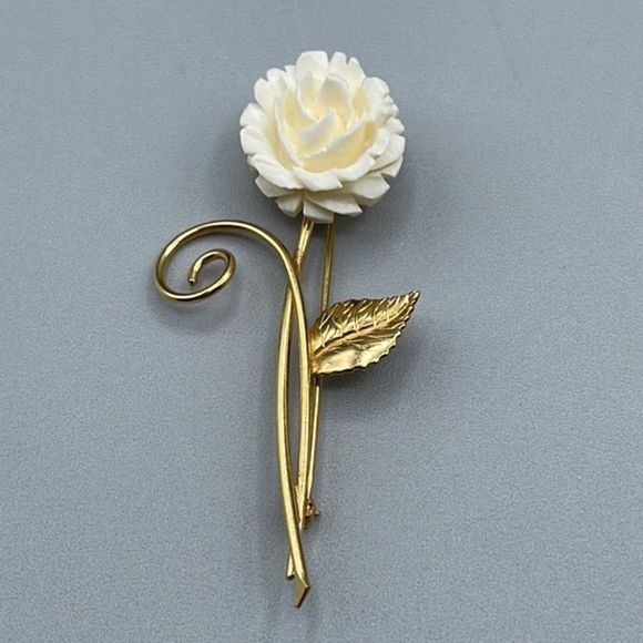 Winard Jewelry - 1940’s Winard hand carved rose brooch.
